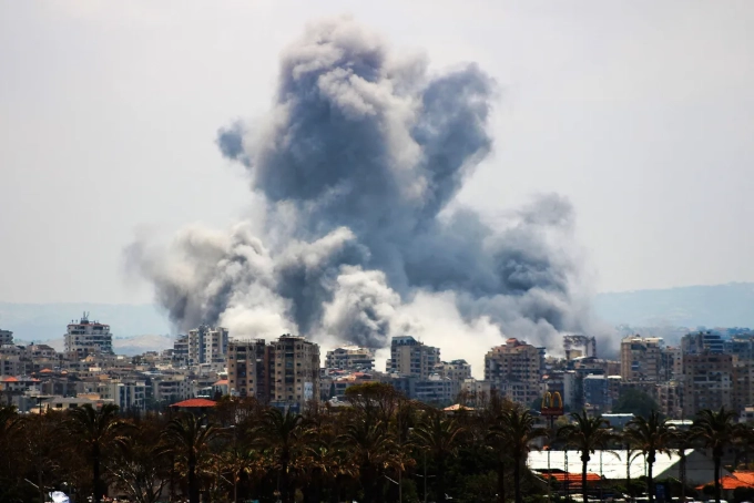Smoke from an Israeli airstrike in Tyre, southern Lebanon, on June 1.Photographer: Kawnat Haju/AFP/Getty Images