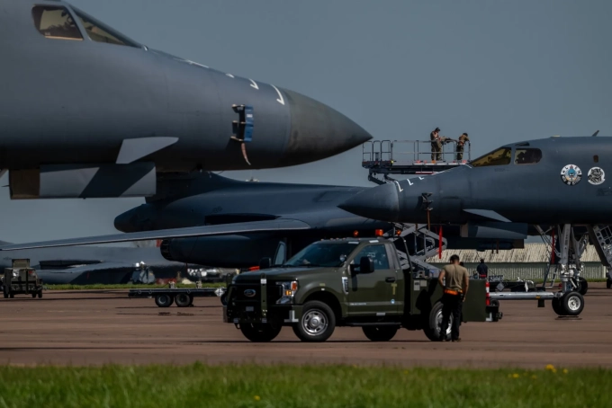 Ground crew tend to US Air Force Rockwell B-1B Lancer bombers at RAF Fairford in Fairford, UK, in April.  Photographer: Chris J. Ratcliffe/Bloomberg