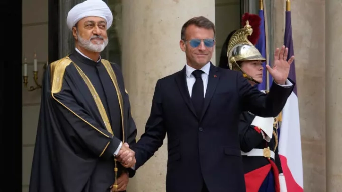 French President Emmanuel Macron, right, greets the Sultan of Oman Haitham bin Tariq before a meeting at the Élysée Palace in Paris on June 29, 2026. © Michel Euler, AP
