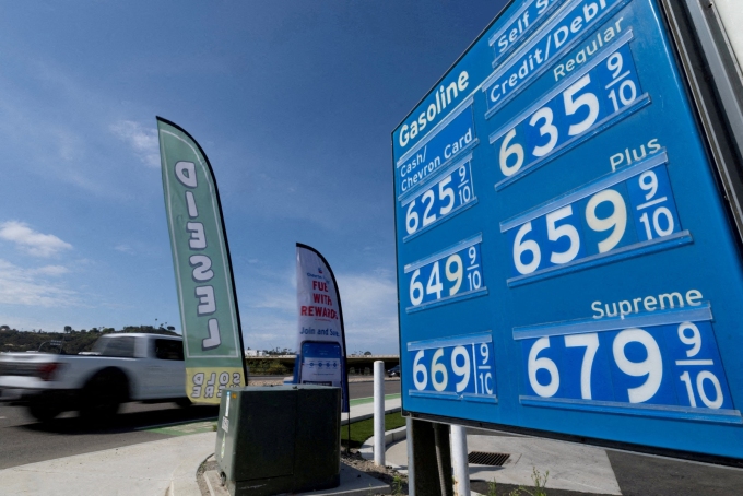The price of gasoline is displayed at a gas station near the highway in Encinitas, California, U.S., April 30, 2026. REUTERS/Mike Blake/File Photo