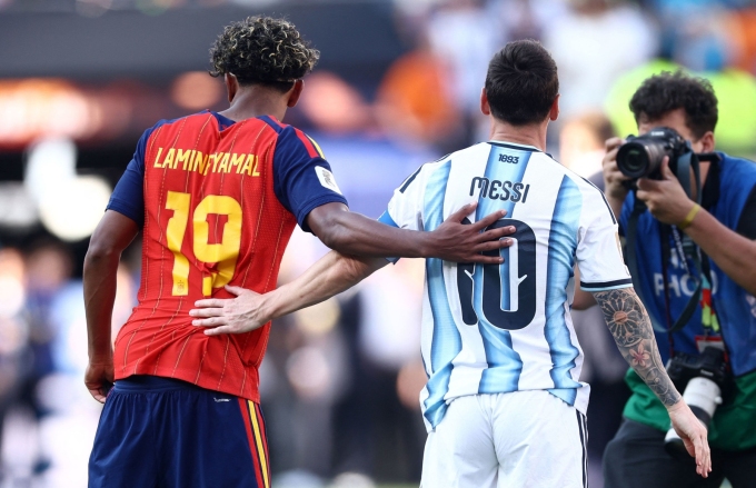 Spain's Lamine Yamal and Argentina's Lionel Messi hug after the World Cup final on July 19. Lee Smith/Reuters