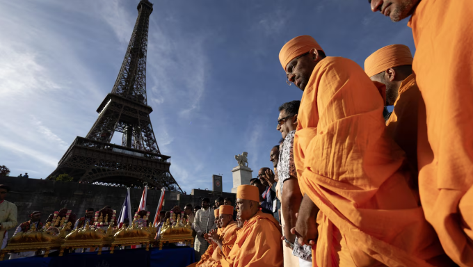 Mise à l’écart d’employées : la tour Eiffel rouvre après une grève et des excuses