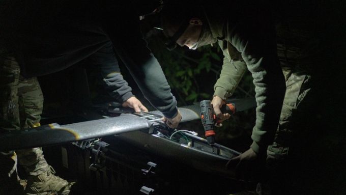 Ukrainian troops prepare to launch Hornet strike drones during a nighttime operation in Zaporozhye Region, September 23, 2026. ©  Carlo Bravo / Anadolu via Getty Images