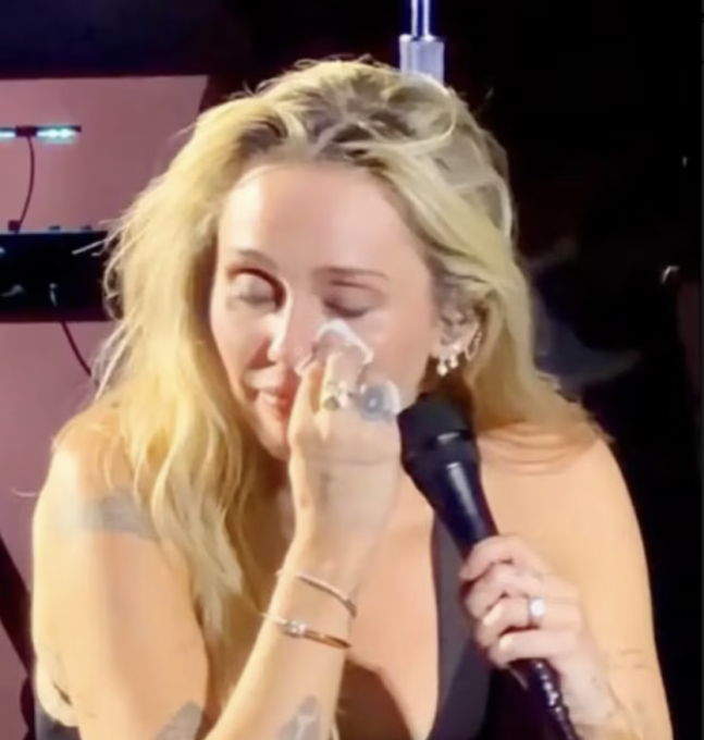 Miley Cyrus breaks down in tears at concert