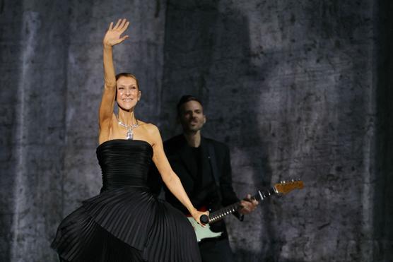 Céline Dion remonte sur scène en chantant « On ne change pas », après plus de six ans d’absence