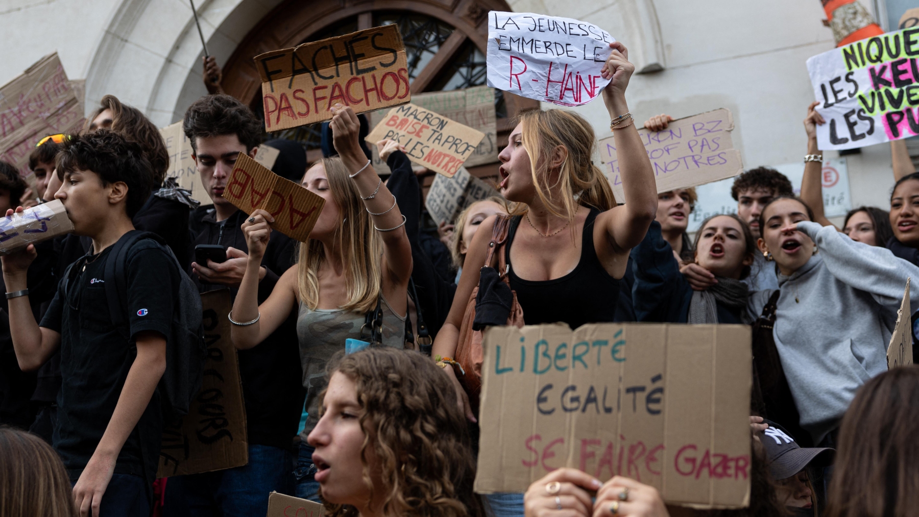 Manifestations dans les lycées français : éducation et politique s’entrechoquent