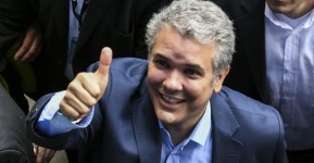 © Luis Acosta / AFP | Presidential candidate Ivan Duque gives his thumb up to supporters after voting in the Colombian presidential election on May 27, 2018.