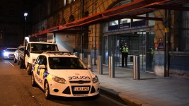 Police cars are parked outside Manchester Victoria Station. January 1, 2019 © Paul Ellis / AFP