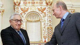 Source: AFP Henry Kissinger et Vladimir Poutine en 2006 à Moscou (image d'illustration).