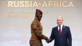 Le président russe Vladimir Poutine salue le chef de la junte du Burkina Faso, le capitaine Ibrahim Traoré, au sommet Russie-Afrique à Saint-Pétersbourg, le 27 juillet 2023. © Sergei Bobylyov, AFP