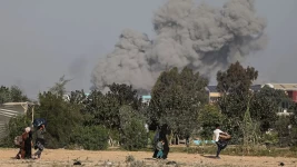 Des habitants de Khan Younès, ville du sud de la bande de Gaza, fuient les bombardements israéliens. (Mustafa Hassona/Anadolu via AFP)