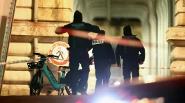 La police française sécurise l'accès au pont Bir-Hakeim après une attaque au couteau à Paris qui a coûté la vie à un touriste, le 3 décembre 2023. © Stephanie Lecocq, Reuters