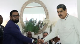 Venezuela's President Nicolas Maduro and Guyanese President Irfaan Ali shake hands as they meet amid tensions over a border dispute, in Kingstown, St. Vincent and the Grenadines December 14, 2023. © Miraflores Palace via Reuters