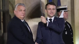 Emmanuel Macron accueille le Premier ministre hongrois, Viktor Orban, à l'Élysée, le 7 décembre 2023. © Michel Euler, AP