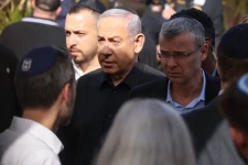 Le Premier ministre israélien Benjamin Netanyahu (centre) à Herzliya, le 8 décembre 2023. Photo AFP/OREN ZIV