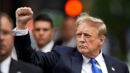 onald Trump lève le poing devant la Trump Tower le 30 mai 2024 à New York. Eduardo Munoz / REUTERS