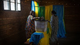 A voter casts her ballot at a polling station in Kigali, on July 15, 2024, during Rwanda's presidential and parliamentary elections. ©  Guillem Sartorio / AFP