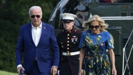 U.S. President Joe Biden, left, and his wife, Jill Biden, right, walk on the South Lawn of the White House in Washington on Sunday after returning from events in Pennsylvania. (Susan Walsh/The Associated Press)