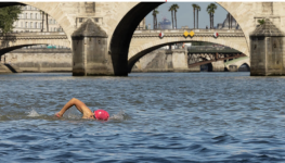 A local resident swims in the Seine, in Paris on July 17, 2024, after the mayor of Paris swim in the river to demonstrate that it is clean enough to host the outdoor swimming events at the Paris Olympics later this month. © Joel Saget, AFP