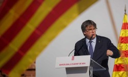 Carles Puigdemont evades arrest after speech in Barcelona – video report