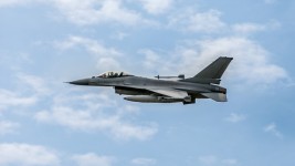 File photo: F-16 Falcon Fighter flyby with pilot waving. ©  Getty Images/AndersHP84