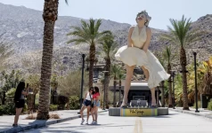 Tourists take photos in front of the Marilyn Monroe statue as temperatures reach 118 degrees on July 8 in Palm Springs. (Gina Ferazzi / Los Angeles Times)