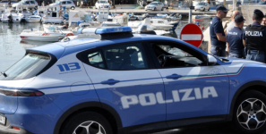 Italian police officers at the port of Porticello in Sicily amid a search for six missing passengers from a yacht that sank on August 19, 2024. © Alessandro Fucarini, AFP