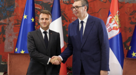 French President Emmanuel Macron shakes hands with Serbian President Aleksandar Vucic in Belgrade, August 29, 2024. © Djordje Kojadinovic, Reuters