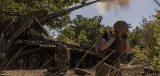 Ukrainian servicemen of the 43rd Artillery Brigade fire self-propelled artillery 2S7 Pion toward Russian positions, in an undisclosed area, in the Pokrovsk district, in the eastern Donetsk region, on August 8, 2024. © Roman Pilipey, AFP