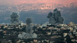 FILE PHOTO: Smoke billows following Israeli air raids on the southern Lebanese border town of Khiam. ©  Stringer / picture alliance via Getty Images