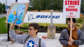 Machinists' union members picket outside a Boeing Factory, September 13, 2024, Renton, Washington. © Getty Images / Stephen Brashear / Stringer