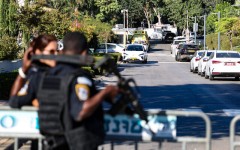 Les forces de sécurité israéliennes montent la garde dans une rue menant à la résidence du Premier ministre Benjamin Netanyahu à Césarée, une ville côtière du centre d'Israël, le 19 octobre 2024. © Jack Guez, AFP