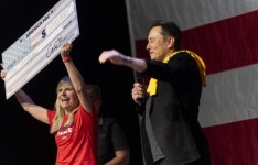 Photo: Michael Swensen Getty Images via Agence France-Presse Elon Musk a remis un chèque de 1 million de dollars à Kristine Fishell lors d’un rassemblement électoral tenu dimanche à Pittsburgh, en Pennsylvanie.