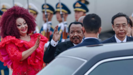 Le président camerounais Paul Biya à son arrivée à l'aéroport international de Pékin, le 4 septembre 2024, pour le Forum sur la coopération sino-africaine (FOCAC). © Wu Hao, AFP