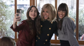 De gauche à droite Lily Collins, la star de Emily-in-Paris, lepouse du président de la République Brigitte Macron et lactrice Thalia Besson lors du tournage de la serie Netflix à Paris, le 2 avril 2024 © Handout / Netflix/AFP/Archives