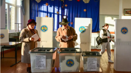 Des électeurs lors de la présidentielle et du référendum sur l'adhésion à l'UE dans un bureau du village de Hirbovat, en Moldavie, le 20 octobre 2024. © Daniel Mihailescu, AFP