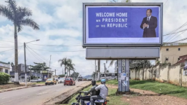 Des affiches souhaitant la bienvenue à Paul Biya avaient fait leur apparition, lundi 21 octobre, dans les rues de la capitale camerounaise, a constaté l'AFP sur place. © AFP