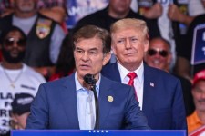 Mehmet Oz and Donald Trump at a campaign rally in Pennsylvania in 2022. Photo: ed jones/Agence France-Presse/Getty Images