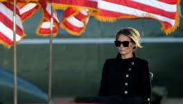 Melania Trump regarde le président Donald Trump s'exprimer à la base conjointe Andrews. (Suitland, le 20 janvier 2021.) The Washington Post / The Washington Post via Getty Im