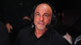 Joe Rogan looks on during a UFC event in Las Vegas, Nevada, September 14, 2024 ©  Getty Images / Jeff Bottari