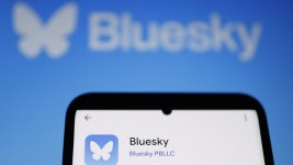 L’application Bluesky a été lancée en version bêta sur l’App Store et le Google Play Store entre février et mars 2023, sur invitation seulement, puis s’est ouverte au grand public en février 2024.  Photo : afp via getty images / IAN LANGSDON