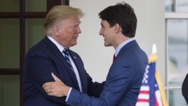 Donald Trump salue le premier ministre canadien Justin Trudeau à son arrivée à la Maison-Blanche, le jeudi 20 juin 2019, à Washington. (Photo d'archives) PHOTO : ASSOCIATED PRESS / ALEX BRANDON