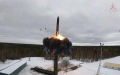 La Russie aurait lancé un missile intercontinental, a priori comme celui-ci pris le 1er mars 2024 lors d'un essai, vers l'Ukraine. AFP/Ministère russe de la Défense