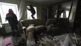 Municipal workers cover windows inside a house damaged by a Russian drone strike on a residential neighbourhood in Zaporizhzhia, Ukraine, Monday Nov. 25, 2024. © Kateryna Klochko, AP