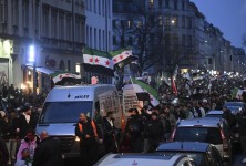 Des Syriens vivant à Berlin, en Allemagne, se sont rassemblés à Kreuzberg pour célébrer la chute d'Assad le 8 décembre 2024. Crédit : Picture alliance