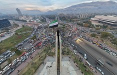 Photo: Bakr Alaksem Agence France-Presse Un homme tenait un drapeau syrien représentant l’indépendance et les rebelles au sommet du square Umayyad, mercredi, à Damas.