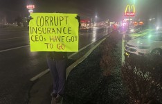 Photo: Ted Shaffrey Associated Press Un homme réclame le départ des patrons des grandes compagnies d’assurance devant le McDonald’s où le présumé meurtrier du patron d’UnitedHealthcare, Luigi Mangione, a été arrêté, lundi à Altoona, en Pennsylvanie.