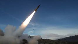 An American ATACMS (Army TACtical Missile System) ground-to-ground ballistic missile is fired in the New Mexico desert. © John Hamilton, AFP