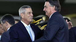 Brazilian President Jair Bolsonaro (R) greets then vice presidential candidate Walter Souza Braga Netto during the celebration of Soldier's Day at Army headquarters in Brasilia, August 25, 2022. © Evaristo Sa, AFP