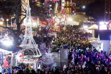 Crowds walk through the Christmas market in the Tuileries Garden in Paris, France, November 27, 2021. © Gonzalo Fuentes, Reuters